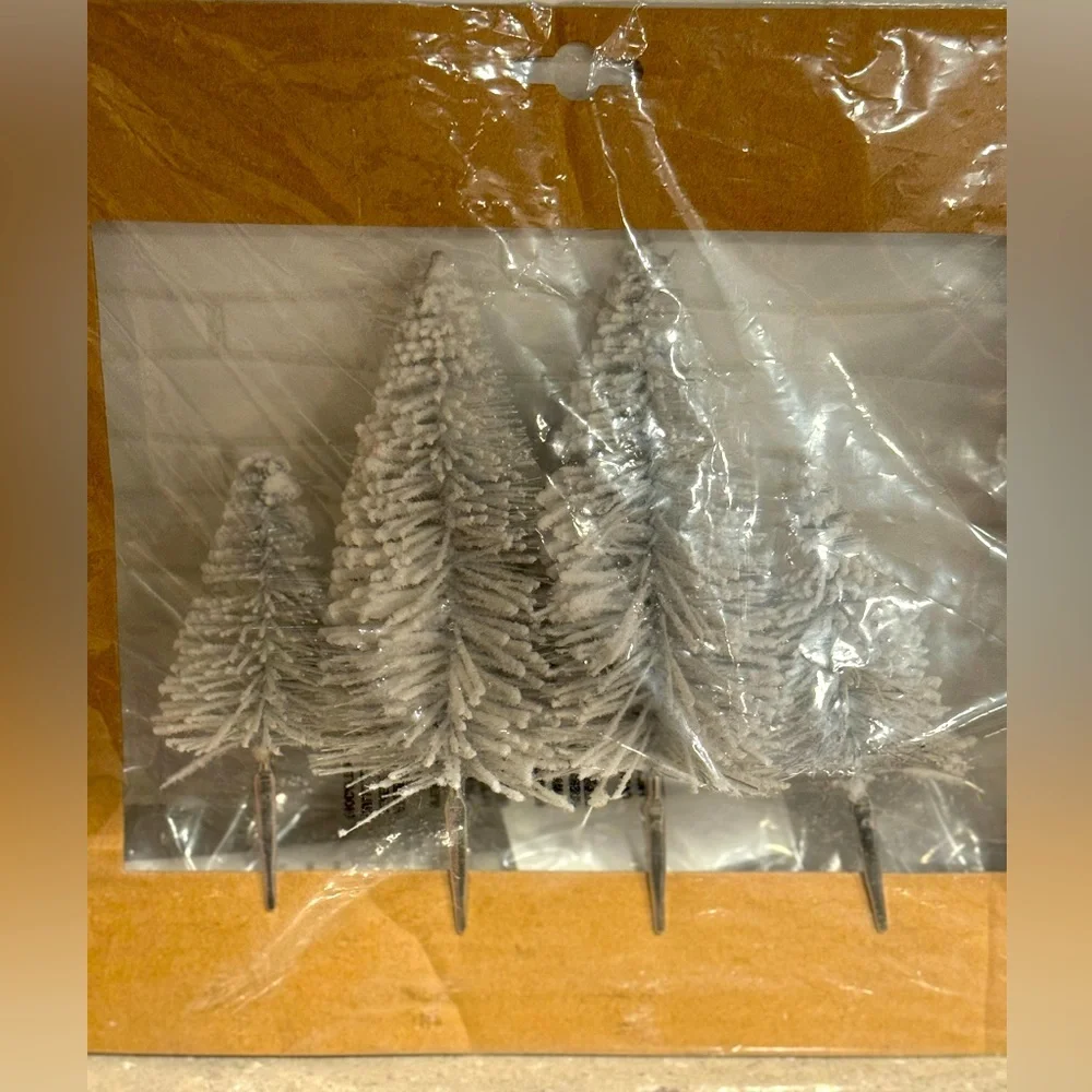 Set of 4‎ clip on White Brush Christmas Trees